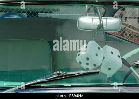 Dadi pelosi nella finestra di un vintage Ford Fairlane 500 Foto Stock