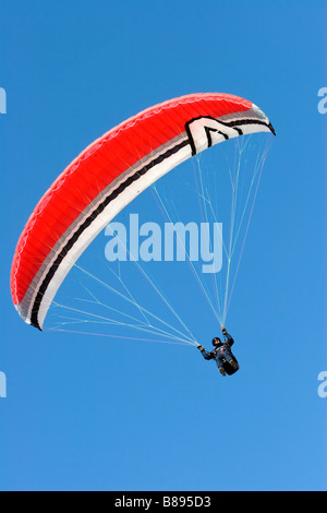 Parapendio parapendio contro il cielo blu sopra Fethiye in Turchia Foto Stock