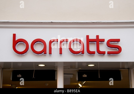 Un negozio segno sopra il cassone Barratts shop, Oxford Street, Londra. Gen 2009 Foto Stock