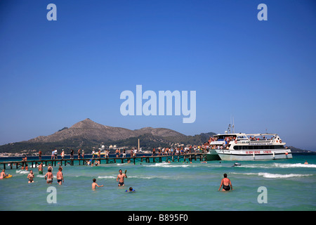 Fondo di vetro imbarcazione turistica molo Puerto de Alcudia Maiorca Isole Baleari Mare Mediterraneo Spagna Foto Stock