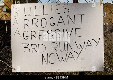 Un segno di protesta sul bordo di Sipson. Il villaggio che si disapper se Heathrow la terza espansione di pista va avanti. Foto Stock