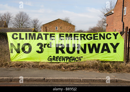 Un segno di protesta sul bordo di Sipson. Il villaggio che si disapper se Heathrow la terza espansione di pista va avanti. Foto Stock