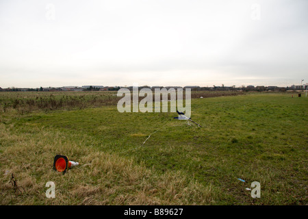 Una vista a sud dal piccolo Harlington i campi da gioco in tutta la zona della proposta di terza espansione di pista dell'aeroporto di Heathrow. Foto Stock