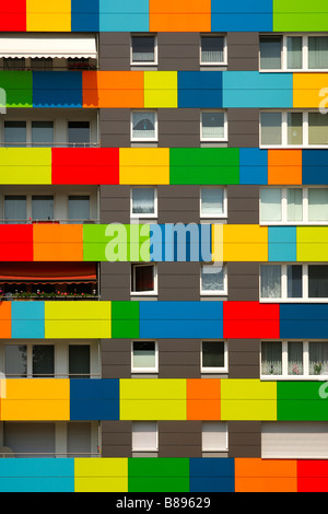 Colorato design esterno di edifici residenziali, Dresda, Sassonia, Germania Foto Stock