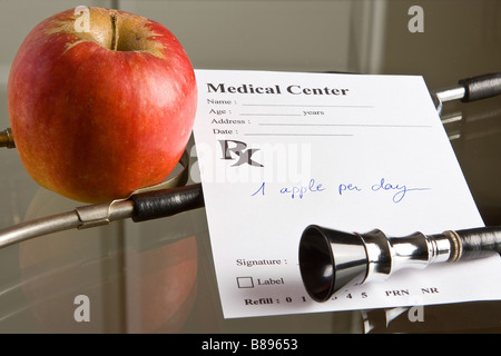 Una mela al giorno toglie il medico di torno è un vecchio proverbio Foto Stock