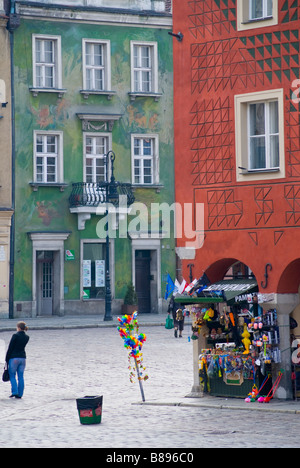 Poznan, Wielkopolska, Polonia. Piazza del mercato o Rynek. Gli operatori di mercato case". Bancarelle di souvenir in archi Foto Stock