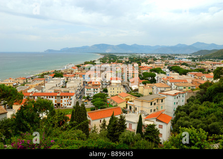 Una bella vista sui tetti della piccola città costiera di Sperlonga, Lazio, l'Italia, l'Europa. Foto Stock