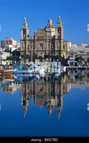 La chiesa barocca di San Giuseppe (1892) riflesso in Msida Creek, Marsamxett Harbour, Malta Foto Stock