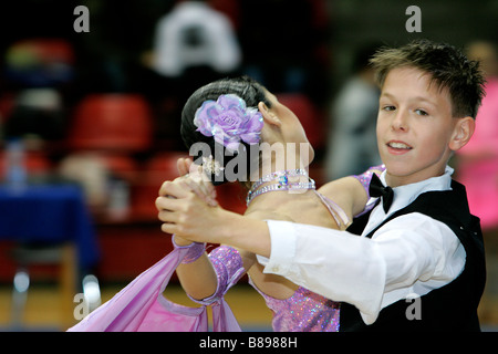 Sport per bambini danza concorso di danza cool amicizia futuro successo supportano il lavoro di squadra vincente di ricchezza pubblica udienza poco s Foto Stock