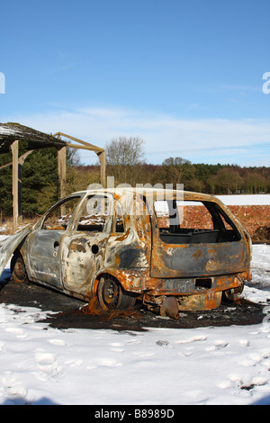 Un bruciato auto su una fattoria NEL REGNO UNITO. Foto Stock