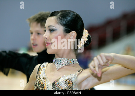 Sport per bambini danza concorso di danza cool amicizia futuro successo supportano il lavoro di squadra vincente di ricchezza pubblica udienza poco s Foto Stock