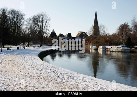 Il fiume Tamigi a Abingdon, coperta di neve riverbank e 'St Helens' Chiesa guglia, Oxfordshire, England, Regno Unito, scena invernale Foto Stock