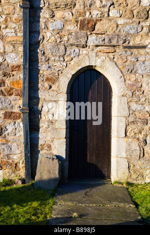 Dettaglio della porta a St Oswalds Chiesa Horton in Ribblesdale Yorkshire Inghilterra Foto Stock