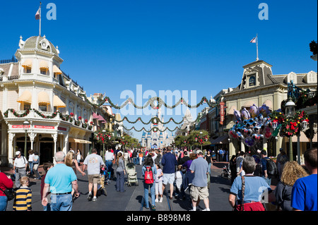 Decorazioni di Natale, strada principale verso il Castello di Cenerentola, Magic Kingdom, il Walt Disney World Resort di Orlando, Florida, Foto Stock