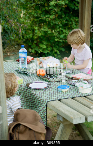 Fratello e Sorella e godere di un picnic Foto Stock