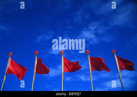 Red Flag cinese e stelle a Lijiang nella provincia dello Yunnan in Cina Foto Stock