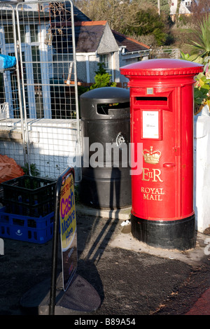 Red UK Post Box in Llanfaelog Anglesey North Wales Foto Stock