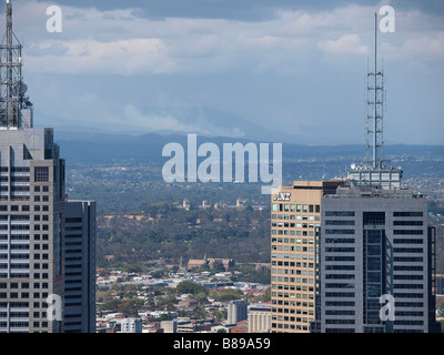 Il fumo proveniente da bushfires sulle colline intorno a Melbourne Victoria Australia Foto Stock