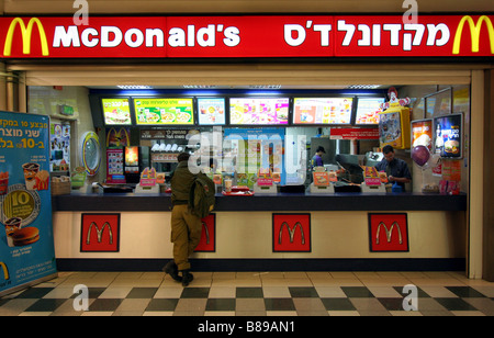 Gerusalemme, McDonald in ebraico, multilingue Fast Food Foto Stock
