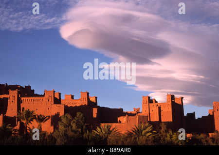 Nube lenticolare sopra il Ksar di Ait-Ben-Haddou, vicino a Ouarzazate, Marocco Foto Stock