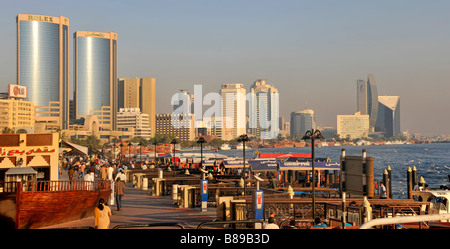 Dubai Deira lato del Creek a Deira Souk Vecchio stazione del vaporetto con Royex torri e dello skyline della città al di là Foto Stock