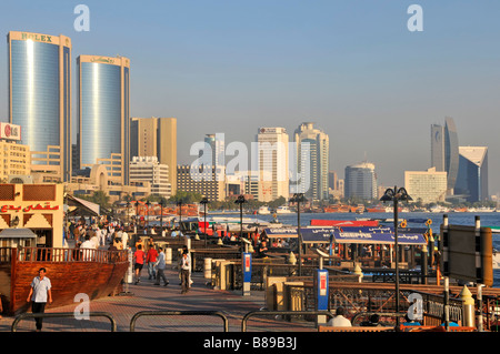 Dubai Deira lato del Creek a Deira Souk Vecchio stazione del vaporetto con Royex torri e dello skyline della città al di là Foto Stock