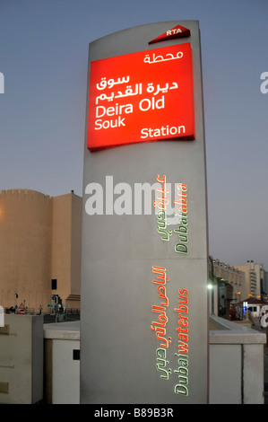 Dubai insegna illuminata per Deira Souk Vecchio vaporetto stazione taxi accanto al Dubai Creek Foto Stock