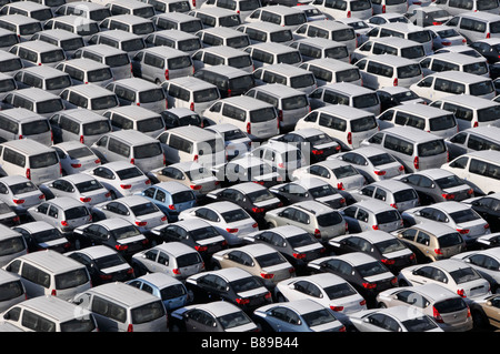 Bahrain guardando in giù vicino sul porto di storage importate nuove auto nel parcheggio in attesa di distribuzione Foto Stock
