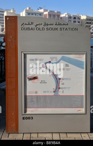 Segno per Dubai Souk Vecchio vaporetto stazione taxi accanto al Dubai Creek Foto Stock