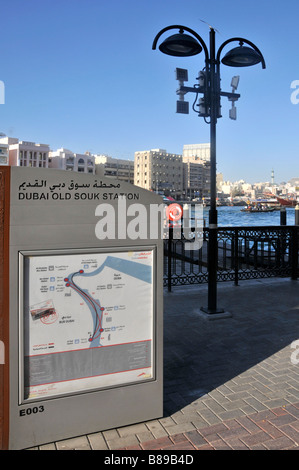 Segno per Dubai Souk Vecchio vaporetto stazione taxi accanto al Dubai Creek Foto Stock