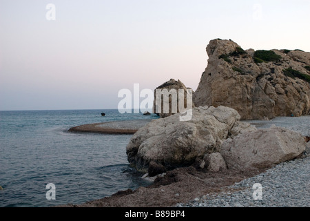 Petra tou Romiou Aphrodite birhplace rock al tramonto. Cipro del sud. Foto Stock