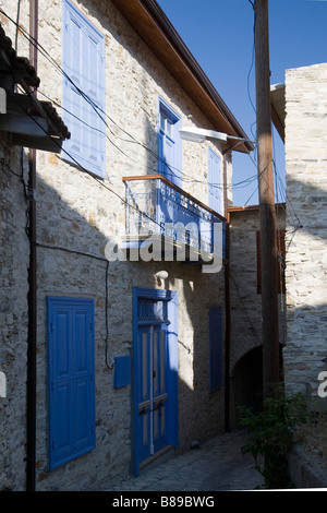 Casa con persiane blu chiusa in Lefkara, Cipro del Sud Foto Stock