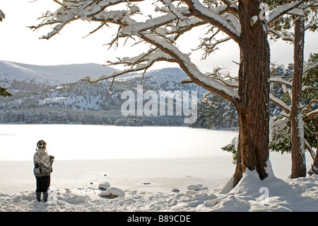 La Cairngorm mountains da congelati Loch un Eilein nelle colline della coperta di neve Parco Nazionale. SCO 2106 Foto Stock