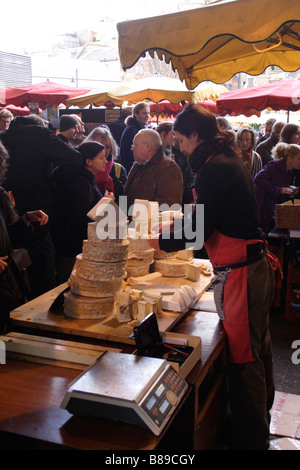 Pressione di stallo di formaggio al mercato di Borough Londra Febbraio 2009 Foto Stock