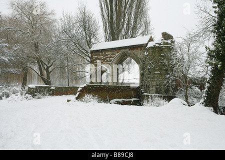 Rovine del XIV secolo gatehouse dell'Abbazia Agostiniana di Santa Croce in snow Waltham Abbey Essex REGNO UNITO Foto Stock