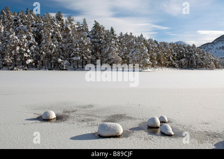 La Cairngorm mountains da congelati Loch un Eilein nelle colline della coperta di neve Parco Nazionale. SCO 2112 Foto Stock