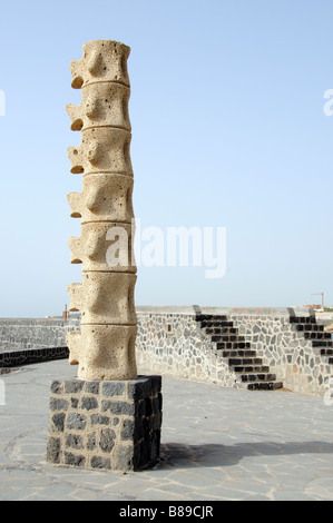 Sculture moderne da G Batista datata 1993 con sfondo del Montana Roja in Medano Tenerife sud isole canarie Foto Stock