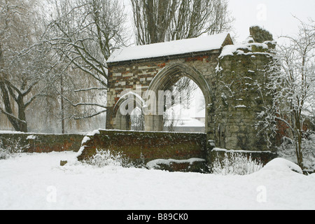 Rovine del XIV secolo gatehouse dell'Abbazia Agostiniana di Santa Croce in snow Waltham Abbey Essex REGNO UNITO Foto Stock