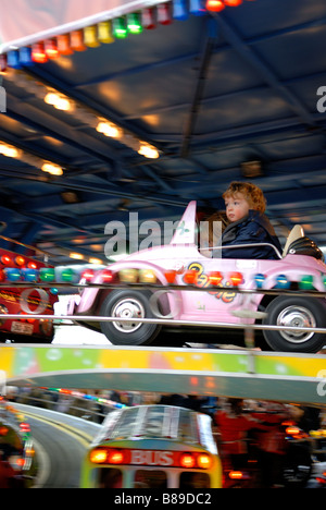 Giovane ragazzo corse su fairground ride con sua sorella Foto Stock