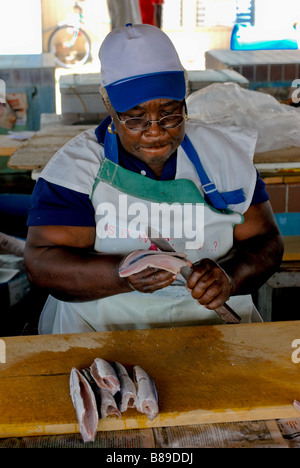 Una donna nera sta preparando un pesce Barbados Caraibi Foto Stock