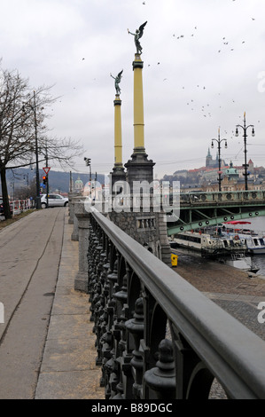 Vista dall'estremità sud dell'Čechův la maggior parte - Ceca's Bridge - a Praga, la più breve ponte che attraversa il fiume Moldava. Foto Stock