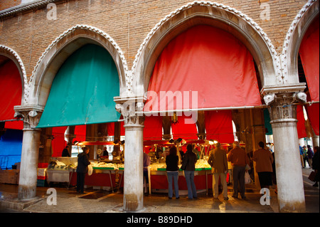 Veneziani l'acquisto di pesce fresco nel mercato di Rialto, Venezia Foto Stock