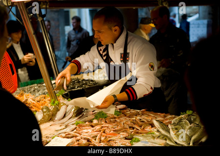 Veneziani l'acquisto di pesce fresco nel mercato di Rialto, Venezia Foto Stock