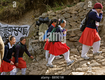 Il nepalese bambini vestiti in uniformi di scuola vicino a Lukla nella regione Solokhumbu Nepal Foto Stock