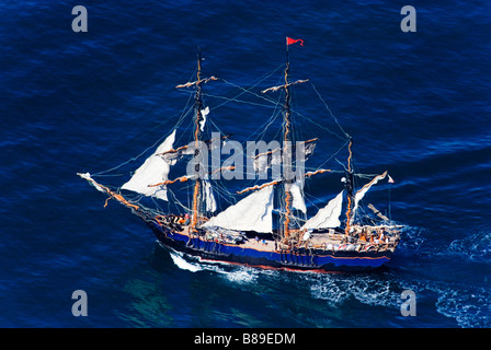 Vista aerea di un tradizionale nave a vela. (Manipolazione digitale. Arte di ripple effetto sulla barca). Foto Stock