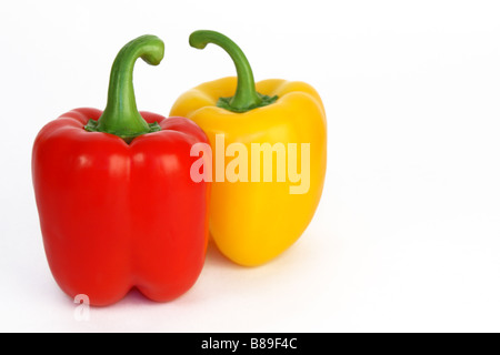 Un rosso e giallo pepe peperoni o su sfondo bianco Foto Stock