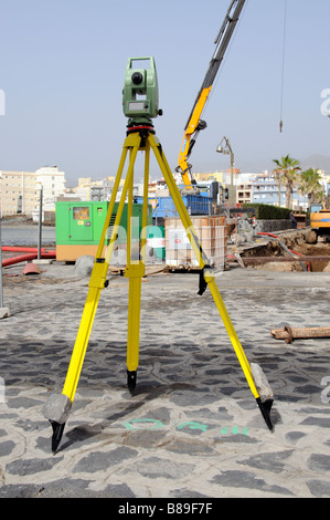 Rilevazione ottica apparecchiature su un treppiede Leica fabbricazione la stazione totale Foto Stock