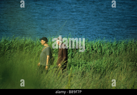 Due pescatori, Arlington serbatoio, East Sussex, Regno Unito Foto Stock