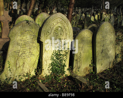 Vecchie lapidi nel cimitero di Highgate, Londra Foto Stock