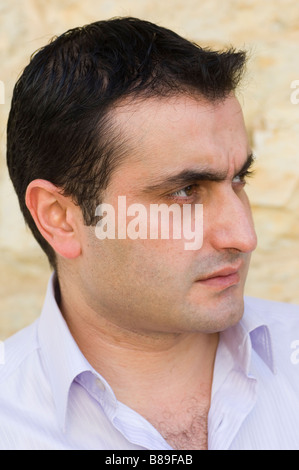 Bel giovane che guarda lontano Foto Stock